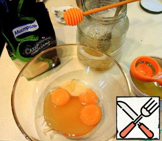In a heat-resistant bowl, mix yolks, liquid honey, cane sugar.