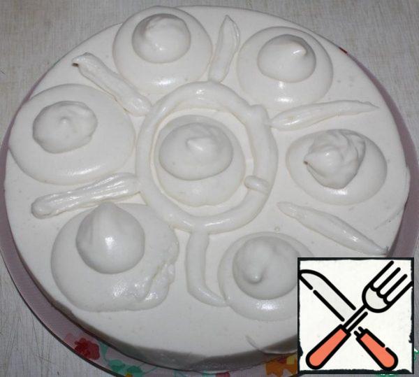 After drawing a knife along the edge of the mold, lay out the cake. You can serve.