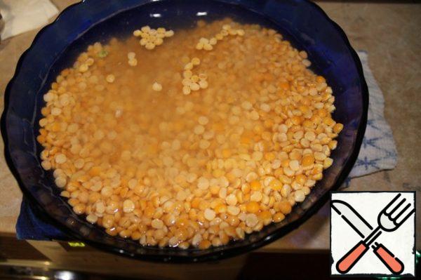 Before cooking the soup, soak the peas in cold water for two hours.
