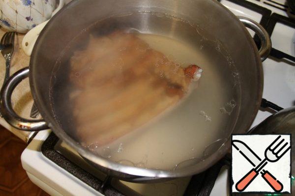 Wash the pork smoked and boiled ribs in water, pour cold water and cook the broth for an hour and a half, without adding anything.