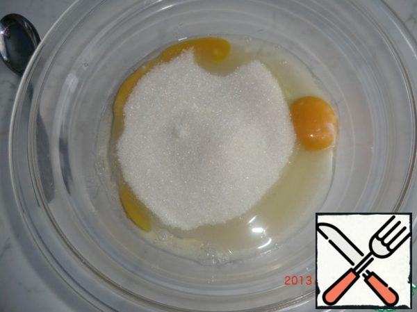 Beat eggs with sugar into a fluffy foam.