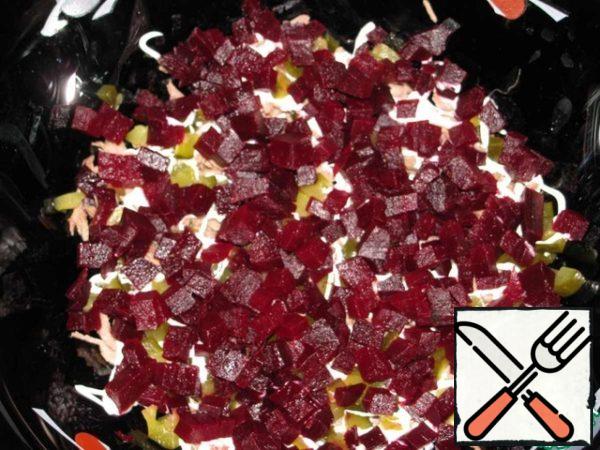 Cut the beetroot into cubes the same as the cucumber and sprinkle with the next layer.
