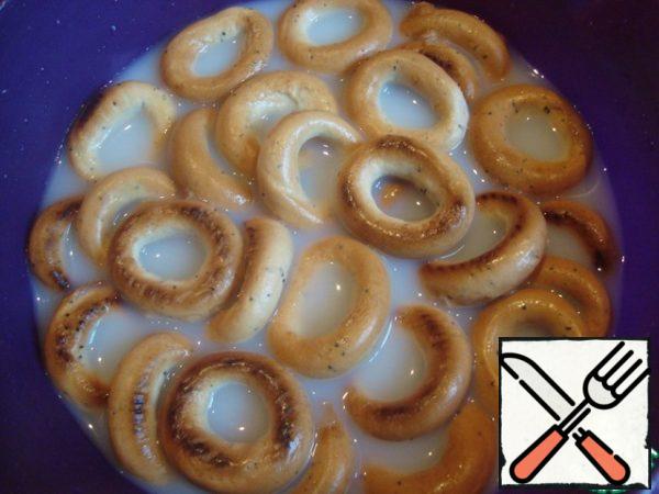 Soak the bagels in milk (milk+water) for swelling-softening, turning periodically.