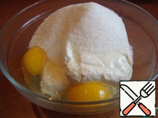 At this time, prepare the filling:
400 g of cottage cheese + 1-2 eggs + 150-200 g of sugar (to taste) + 2 tbsp semolina
Mix well.
If it's a little dry, you can add a little sour cream.
You can also put any dried fruits, candied fruits, etc. in the filling.