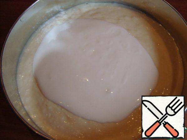 Align it.
Gently brush the top with sour cream (sour cream + sugar).
