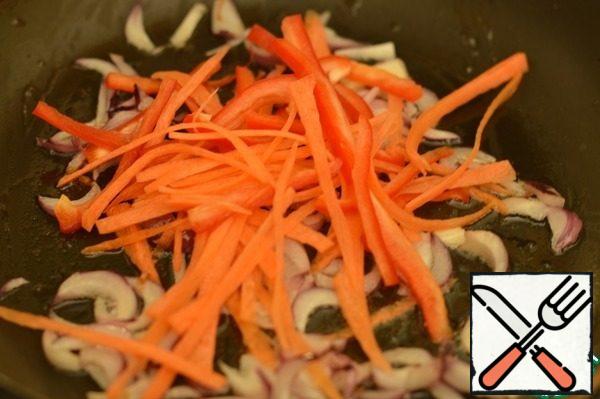 Onions cut into half rings, carrots and peppers into strips, peel the tomato, cut into small slices. Crush the garlic. In a frying pan, heat the oil, fry the onion and garlic until transparent. Then add carrot and pepper and fry a little more. I like my vegetables a little crispy.