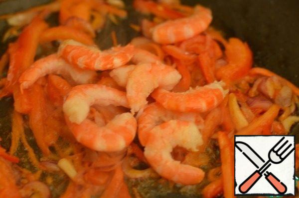 Then add the tomato, fry for a minute and add the peeled shrimp. Bring to taste, season with salt and pepper, add soy sauce and balsamic vinegar. Then simmer for a couple of minutes and remove from the heat.
