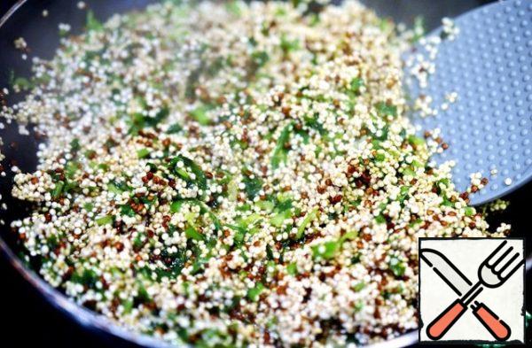 In a saucepan with 50 ml of olive oil, fry quinoa and 2/3 of the greens. Pour water into a saucepan to cover quinoa 1.5 cm, add salt, bring to a boil. Cook until ready. Allow to cool at room temperature.