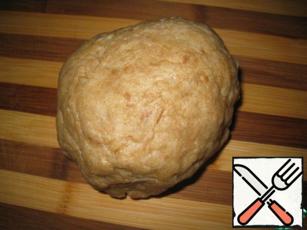 Pour in the boiling water, knead the soft, non-sticky dough. Leave to rest in the refrigerator for 30 minutes.