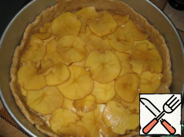 Apples clean, cut into thin slices. Lay out in one layer over the entire surface of the dough (the edge remains free). Spread on top of potatoes, and his thin onion rings. Sprinkle with coriander.
Sprinkle with vegetable oil.