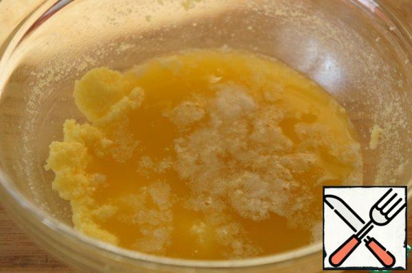 Grind the yolk with sugar. It's quite difficult: 1 yolk and 70 g of sugar... Well, like everything else. Pour in the melted butter and mix.
