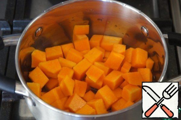 Pumpkin cut into small pieces. Pour a little water and put out until soft. Broth drain.