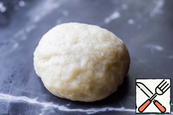 The finished dough is rolled into a ball, wrapped in film and put in the refrigerator for half an hour.