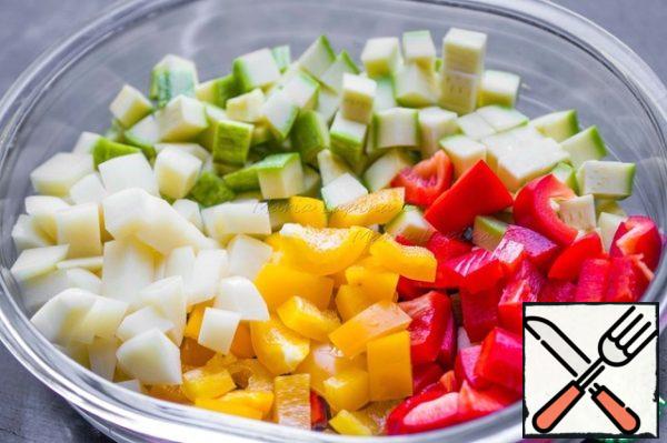 Other vegetables: potatoes, zucchini and peppers cut into cubes slightly smaller than eggplant. Eggplant wet paper towel, remove the moisture from it, and with it possible bitterness. Mix all vegetables and salt. Vegetables need a little bit of salt, because the dish is present salty feta.