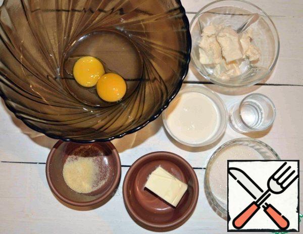 Prepare our mascarpone cream. We will collect the necessary ingredients.
Gelatin pour a small amount of water to swell.