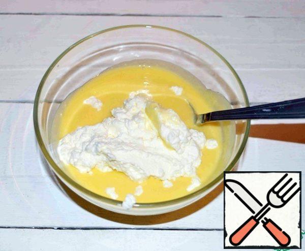Separately, whisk the cream to a stable peak and enter into a cooled yolk mass.