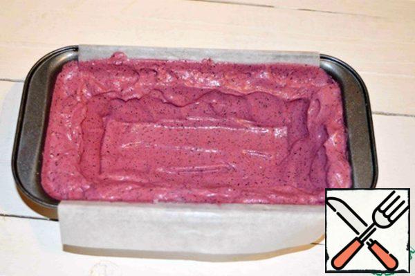 Our components Boucher is ready and you can begin to assemble the dessert.
Form lightly coat with butter and evenly lined with parchment or cling film. The bottom and sides spread already thickened blueberry mousse. Send in the refrigerator for 15 minutes to the mass was taken (froze).