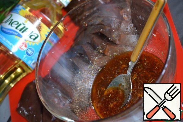 Prepare the marinade. In a cup, mix all the ingredients: oleic oil, lemon juice, honey, garlic, Italian herbs, smoked sweet paprika, nutmeg, pink pepper, herbs and salt.
