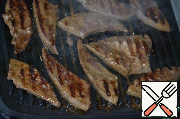 Preheated grill, using a brush, lubricate with oil, spread the liver and fry.