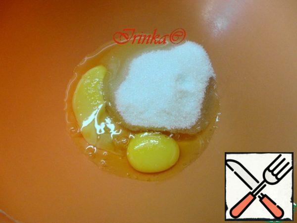 Soften the oil at room temperature.
In a bowl, whisk the egg with sugar.
