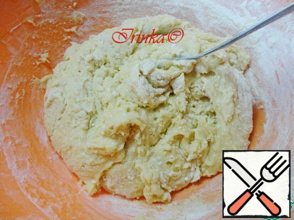 Sprinkle with spices. If spices, you can replace vanilla sugar, cinnamon and lemon zest (just take a little). Add flour and knead the dough. Then remove it in the refrigerator for an hour.