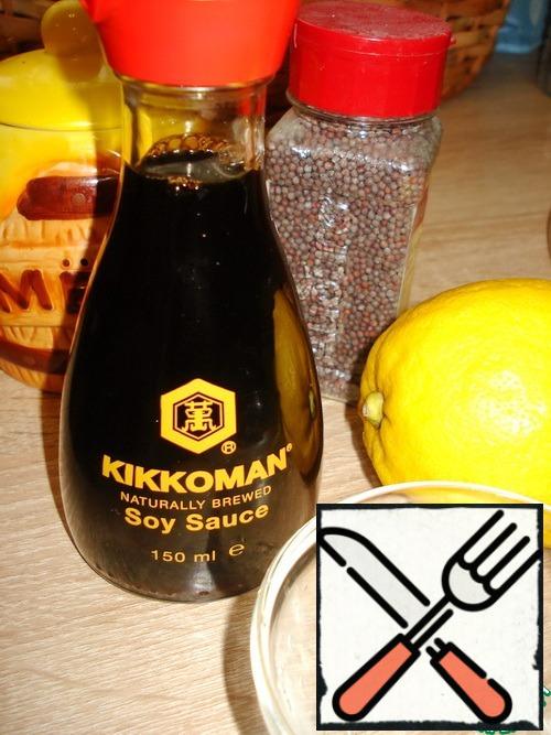 Make the icing. We need lemon zest, soy sauce, honey and mustard seeds (you can use the finished mustard in the grains).