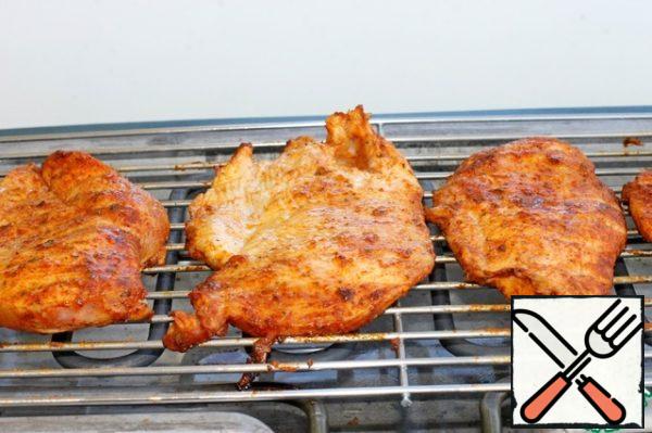 Preheat the grill, spread our meat and fry on both sides for 5 minutes. Until ready.