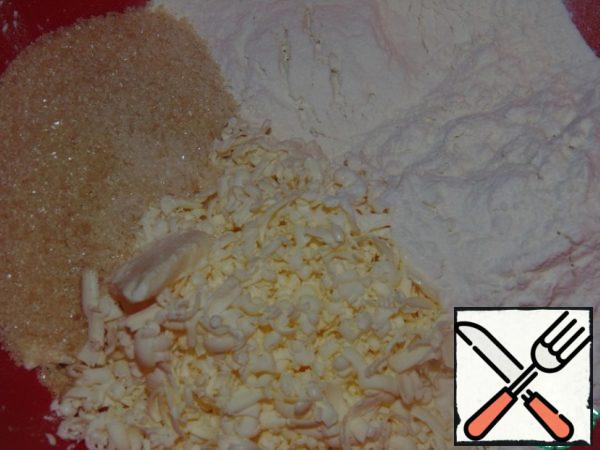 Prepare sand crumbs for the test. Well RUB hands flour, 0.5 cups sugar and butter. Oil better pre-freeze and grate.