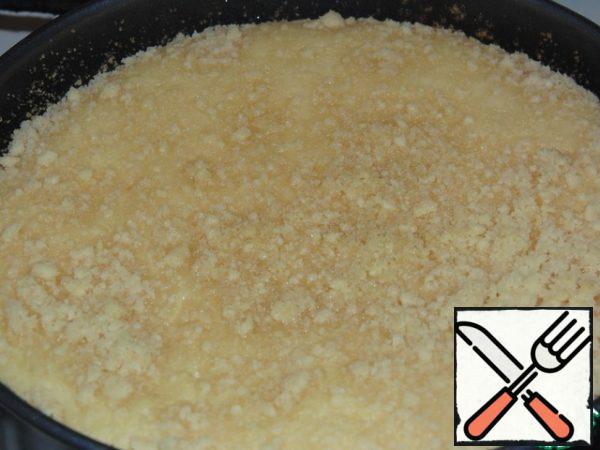Place the cheesecake in the preheated oven for 40 minutes over medium heat.