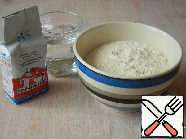 First we will prepare a decoction. I knead the yeast dough in the usual way, but you can do it with a bread maker. So, mix the flour with yeast, add parts of warm water and knead the dough.
