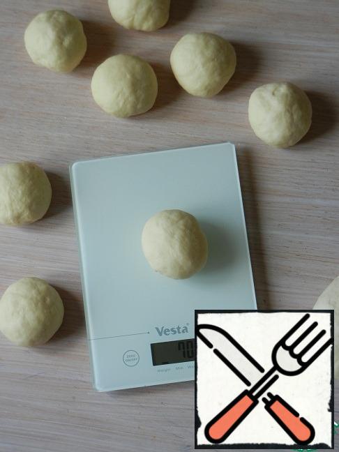 Now the dough should be divided into pieces, I weighed them, if there are no weights, You can divide approximately. I divided it into 12 equal parts. The weight of each piece is 70 grams.