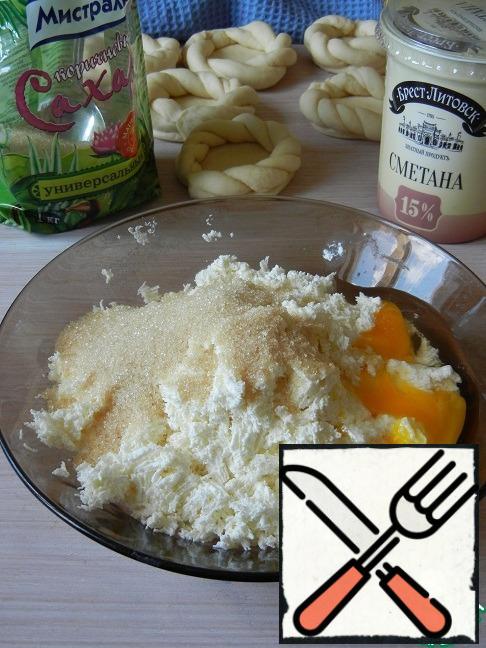 Meanwhile, make the filling. For the filling, RUB (I rubbed through a sieve) cottage cheese, add sour cream, sugar and egg. Mix everything until smooth. If the filling seems runny, you can thicken it with flour.