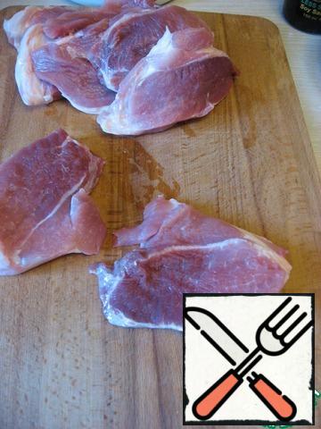 Cut pork into pieces-steaks.