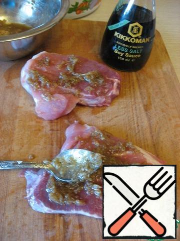 If you want - steaks can be salted (I did not salt), lubricate them with marinade on all sides and leave to marinate (closing the film) in the refrigerator for 2-3 hours (more).