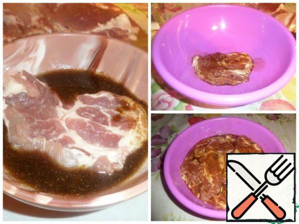 Each piece of meat dipped in marinade and spread in a working Cup. Leave for 1 hour. ( You can marinate at night.)