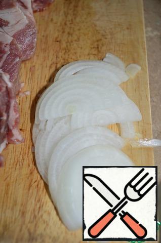 Peel the onion and cut into half rings.