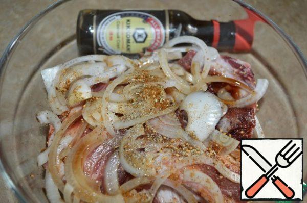 The onions and meat folded in a glass or enamel bowl,
add soy sauce, balsamic and other ingredients.
Stir and leave to marinate for 2-3 hours.