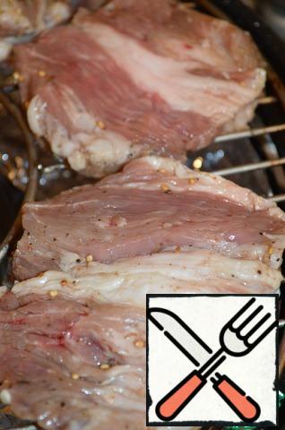 Meat (without onions) to lay out on a lattice of a grill and to fry to readiness.
