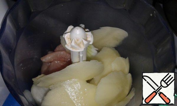 Chicken fillet and onion cut into pieces. Put it in the bowl of a blender. Add the middle of the potato to the same place.
