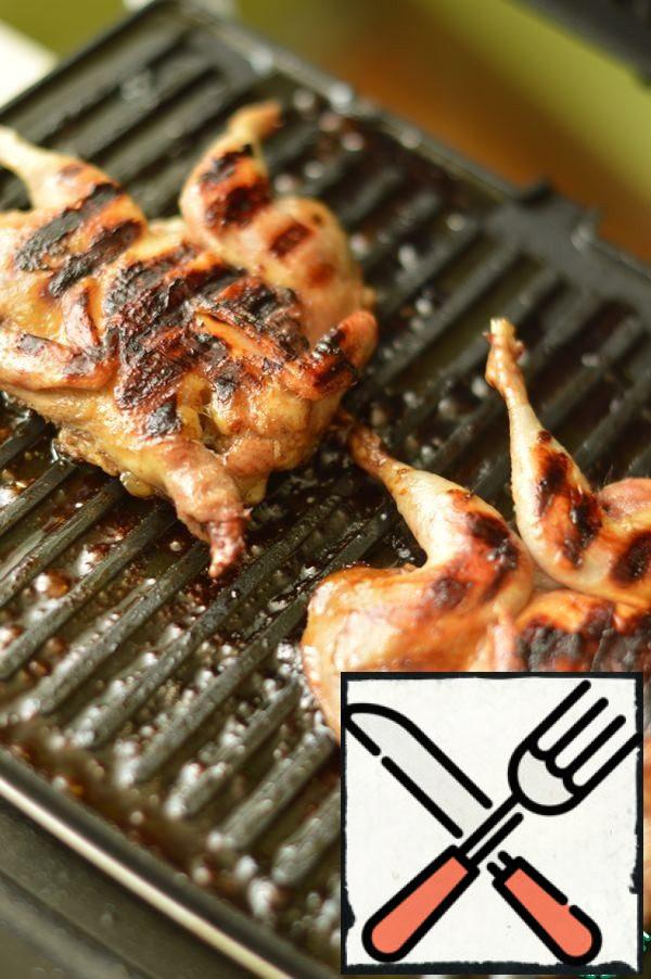 Fry quail on the grill or on the grill.