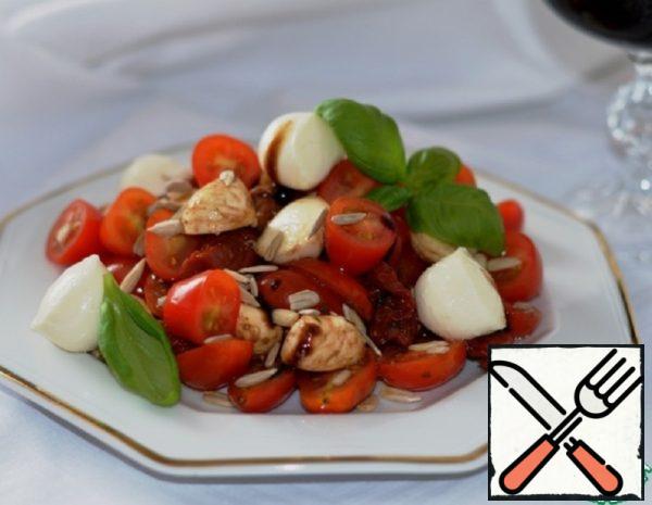 Salad with Mozzarella and sun-dried Tomatoes Recipe