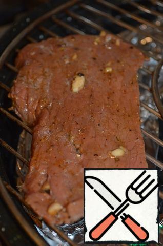 Sprinkle the meat with olive oil and fry on the grill until tender.