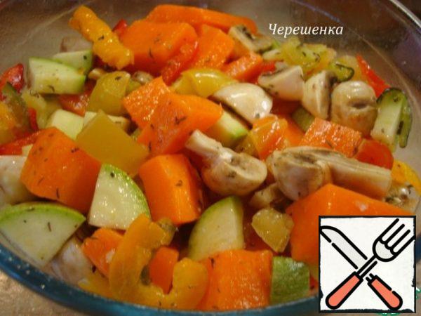 Cut all vegetables and mushrooms into large cubes... cut the cherry into 4 pieces... put everything in a large bowl, add the already fragrant oil with herbs, salt, pepper and mix gently…
