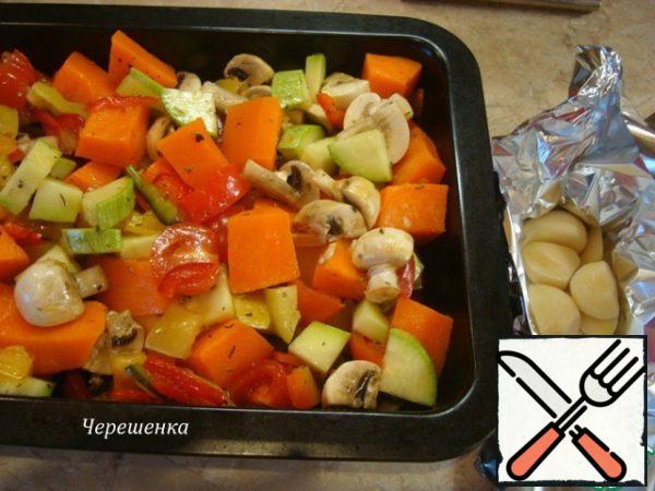 Put all the filling in a baking dish, sprinkle with sugar evenly on top. Sugar I took brown, because it gives the vegetables extra flavor... the Garlic, peel, wrap in foil…