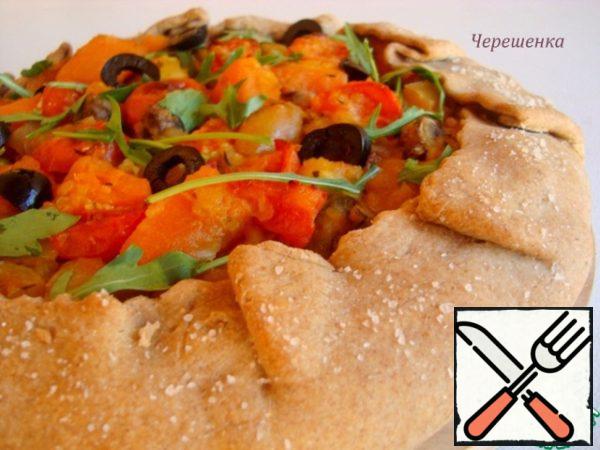 Before serving, you can sprinkle the pie with herbs, I have arugula... By the way, a very interesting flavor addition to the biscuit!