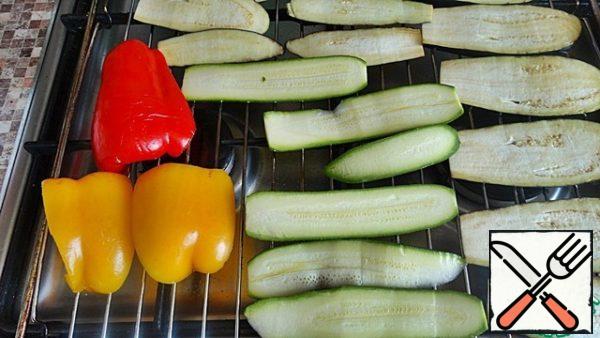 Eggplant and zucchini cut along thin slices, pepper cut into strips. and put all the vegetables on the grid. put in the oven under the grill for 10-15 minutes. Check that the eggplant and zucchini are not burnt. And peppers on the contrary really need to be baked, so you can easily remove the skin.