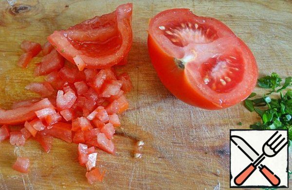 Tomato cut in half, free from seeds and cut the walls into not very large cubes.