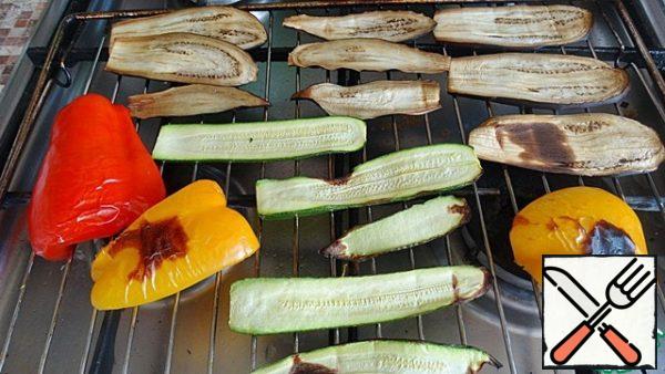 Remove from the oven grilled vegetables, put them in a package, wrap in a towel and leave to rest for 10 minutes. After that, remove the skin from the bell peppers.