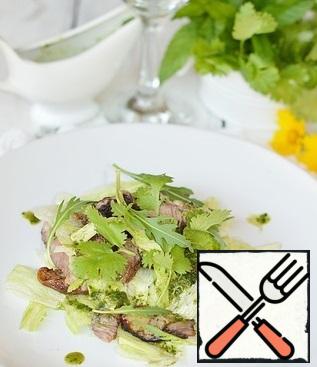 Meat cut into arbitrary.
On a plate put the salad, the meat and pour over the dressing.
At the request of the file, decorated with leaves of cilantro.