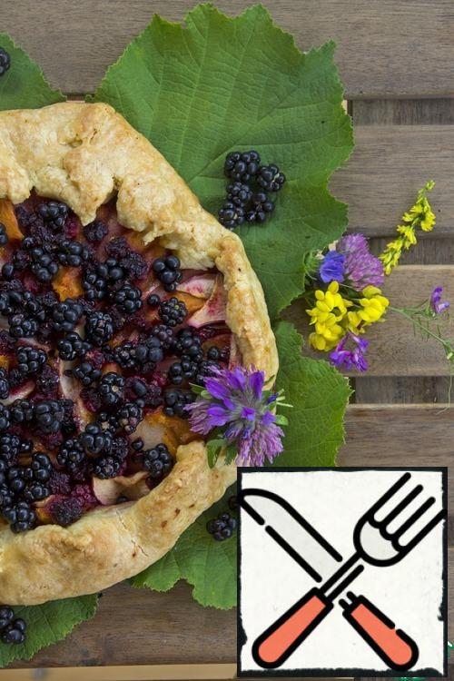 Add sour cream and knead. In the fridge for a couple of hours. Roll out in diameter 35 cm. Put the cut Apple and apricots. Sprinkle with sugar. To put 100 grams of blackberries. Close to the edge. Bake 30-35 minutes on parchment. While the galette is hot put the remaining blackberries. Bon appetit! Warm summer days to You!!!